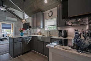 House - 1BR Tiny Home w King Bed Outdoor Space (Flat Rock)