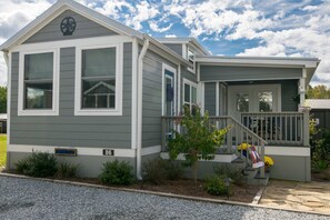 House - 1BR Tiny Home w King Bed Outdoor Space (Flat Rock)