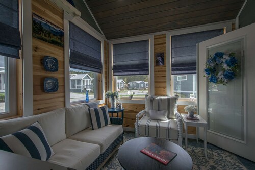 1BR Tiny Home w King Bed Outdoor Space