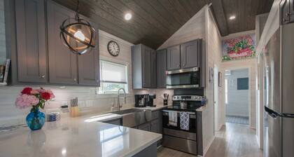 1BR Tiny Home w King Bed Outdoor Space