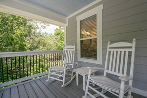 House - Charming 3BR w Balconies Walk to Flat Rock Playhouse (Flat Rock)