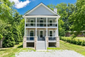 House - Charming 3BR w Balconies Walk to Flat Rock Playhouse (Flat Rock)