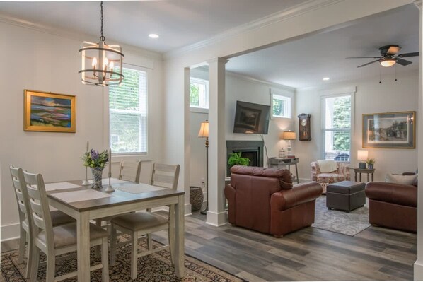 House - Charming 3BR w Balconies Walk to Flat Rock Playhouse (Flat Rock)