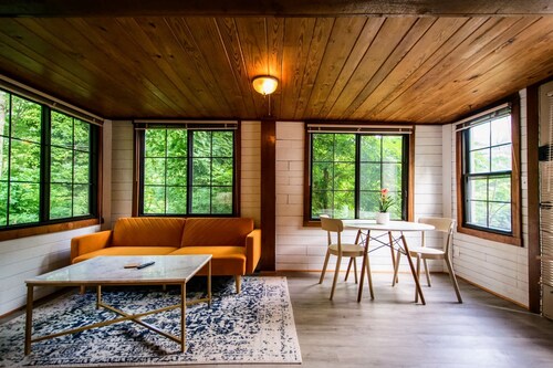 2 BDR Cottage Studio 15 Min to Town Free Tix