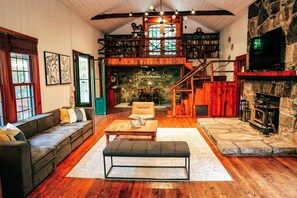 House - Spacious 6BR Compound w Fire Pit 15 Min to Town (Hendersonville)