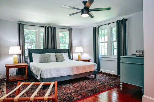 Spacious 6BR Compound w Fire Pit 15 Min to Town