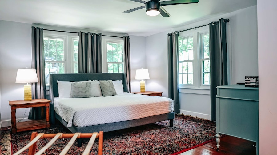 Spacious 6BR Compound w Fire Pit 15 Min to Town