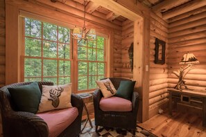 House - Stylish 3BR Log Cabin w Fire Pit Near Trails (Zirconia)