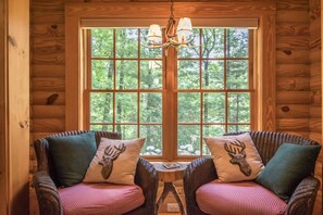 House - Stylish 3BR Log Cabin w Fire Pit Near Trails (Zirconia)