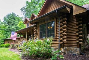 House - Stylish 3BR Log Cabin w Fire Pit Near Trails (Zirconia)