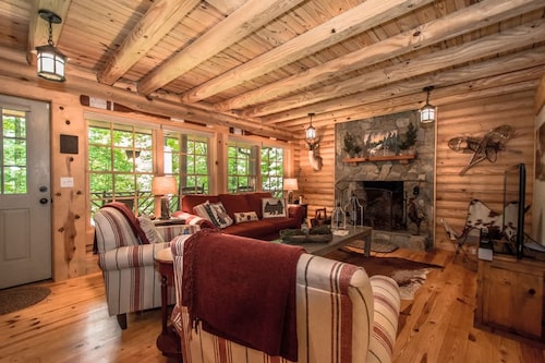 Stylish 3BR Log Cabin w Fire Pit Near Trails