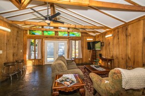 2 bedrooms, Internet - Artsy 2bdr Cottage w Free Tix 5 Min to Main St (Hendersonville)