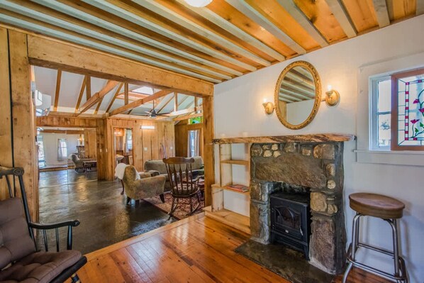 House - Artsy 2bdr Cottage w Free Tix 5 Min to Main St (Hendersonville)