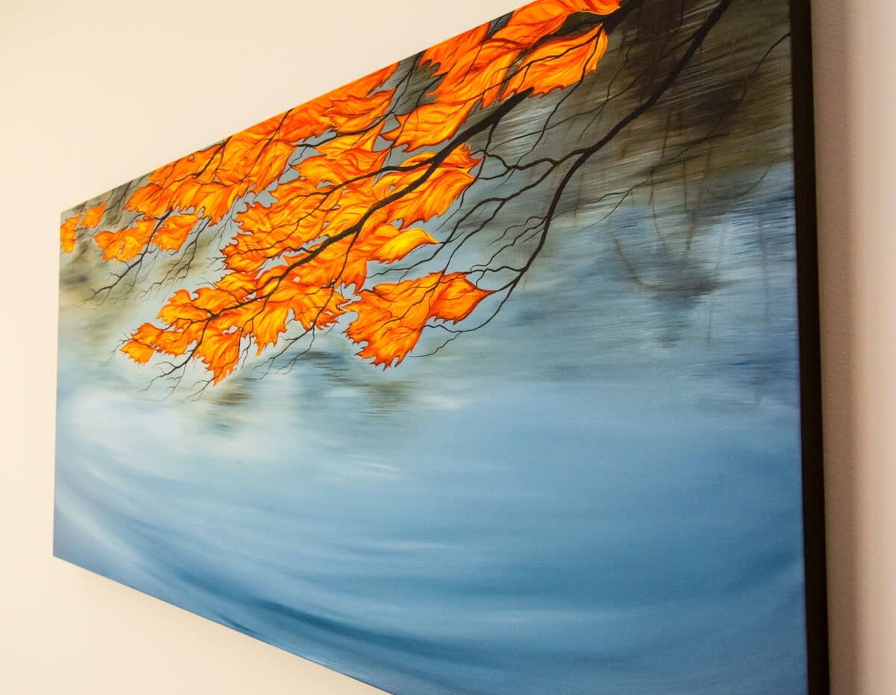 Une peinture représentant des feuilles d’automne sur un mur.
