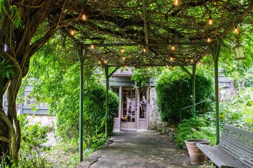 1BR Cottage w Patio Free Tix Near Downtown