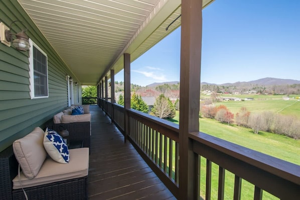 House - Scenic 4BR w Deck Farm Views Near Asheville (Fairview)