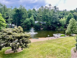 Un cadre paisible au bord d’un lac, agrémenté d’une fontaine, entouré d’une végétation luxuriante et doté d’un quai.