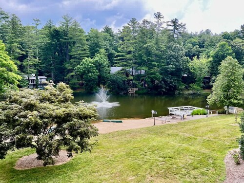Lakeview 1BR Condo w Deck Walk to Village
