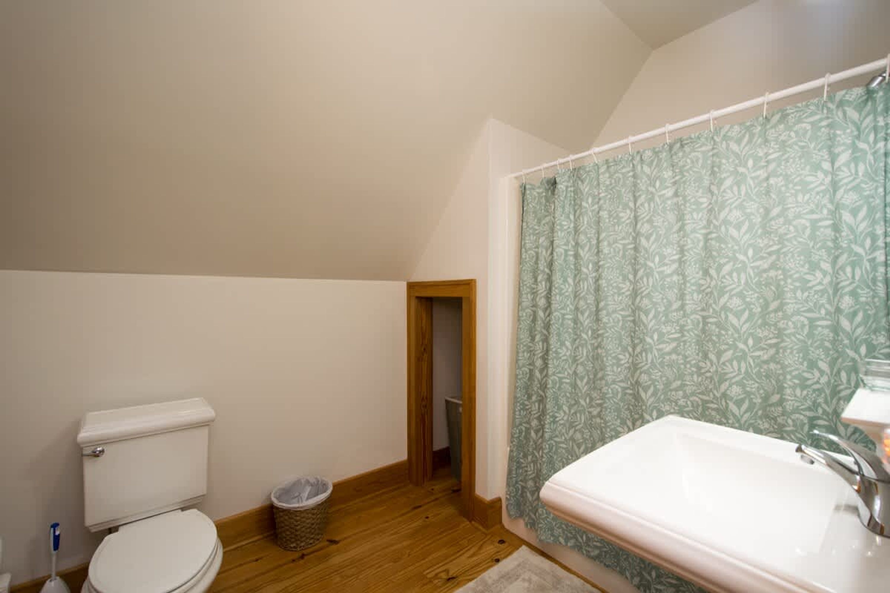 Ein Badezimmer mit Toilette, Waschbecken und Duschvorhang.