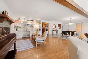 House - Spacious 4BR Compound w 2 Cottages Near Trails (Hendersonville)