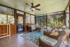 House - Spacious 4BR Compound w 2 Cottages Near Trails (Hendersonville)