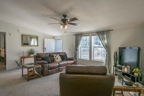 House - Cozy 3BR Hideaway Near Main Street Lake Lure (Hendersonville)