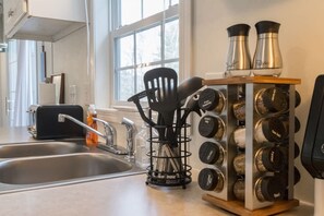 House - Cozy 3BR Hideaway Near Main Street Lake Lure (Hendersonville)