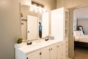 House - Cozy 3BR Hideaway Near Main Street Lake Lure (Hendersonville)