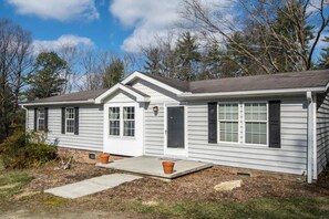 3 bedrooms - Cozy 3BR Hideaway Near Main Street Lake Lure (Hendersonville)