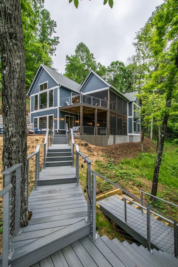 House - Epic 5BR w Double Living Areas On Lake Lure (Lake Lure)