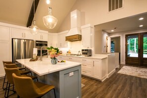 House | 5 bedrooms, Internet - Epic 5BR w Double Living Areas On Lake Lure (Lake Lure)