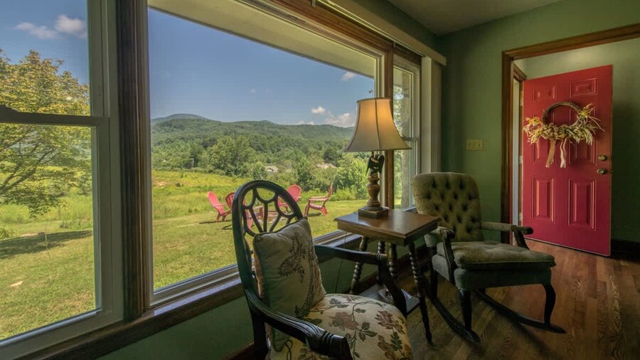 Charming 2BR w Firepit Mountain Views