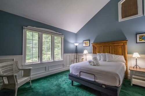 Historic 4BR Colonial w Pool Table Fire Pit