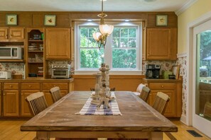 House - Historic 4BR Colonial w Pool Table Fire Pit (Hendersonville)