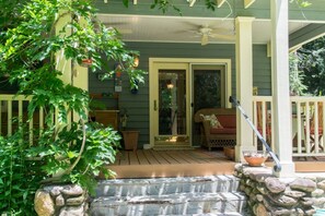 House - Historic 4BR Colonial w Pool Table Fire Pit (Hendersonville)