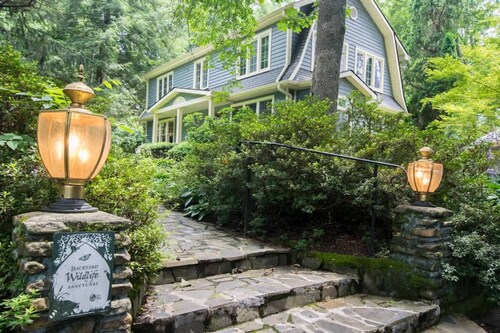 Historic 4BR Colonial w Pool Table Fire Pit
