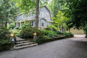 House - Historic 4BR Colonial w Pool Table Fire Pit (Hendersonville)