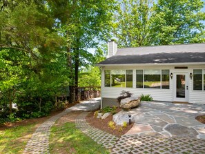 Room - Spacious 3BR Cottage w Epic Patio Walk to Town (Saluda)