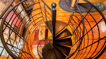 Eine Wendeltreppe mit Metallgeländer und Holzboden.
