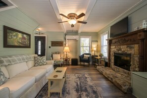 House - Rustic 3BR w Private Pond Firepit Near Trails (Hendersonville)