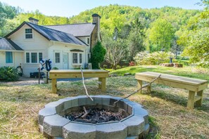 House - Rustic 3BR w Private Pond Firepit Near Trails (Hendersonville)