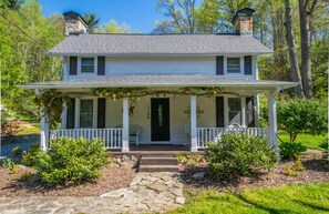 House - Rustic 3BR w Private Pond Firepit Near Trails (Hendersonville)