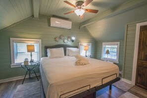 House - Rustic 3BR w Private Pond Firepit Near Trails (Hendersonville)