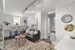Apartment - Modern 1BR w Workspace Walk to Shops Parks (Asheville)