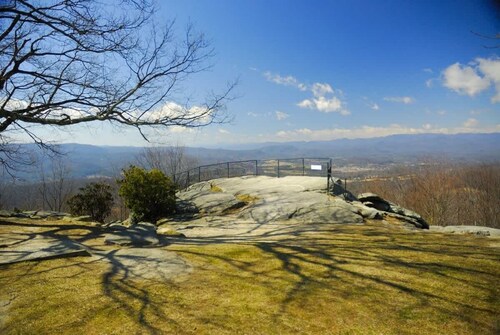Charming 2BR Townhouse w Patio Walk to Main St