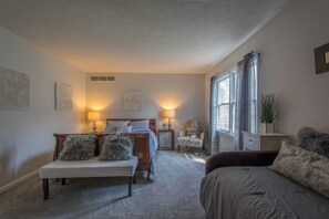 House - Charming 2BR Townhouse w Patio Walk to Main St (Hendersonville)