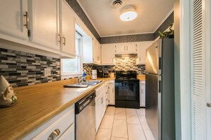 House - Charming 2BR Townhouse w Patio Walk to Main St (Hendersonville)