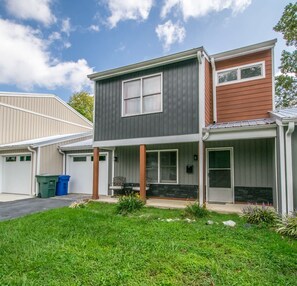 House - Charming 2BR Townhouse w Patio Walk to Main St (Hendersonville)