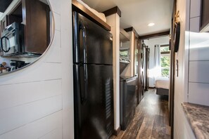 House - Gorgeous 1BR Tiny Home w Pool Bocce Free Tix (Flat Rock)