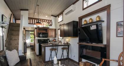 Gorgeous 1BR Tiny Home w Pool Bocce Free Tix